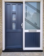 Raamfolie voordeur modern 6 strakke strepen, naam en huisnummer